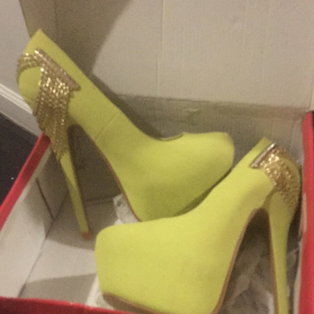 Mascot high heels